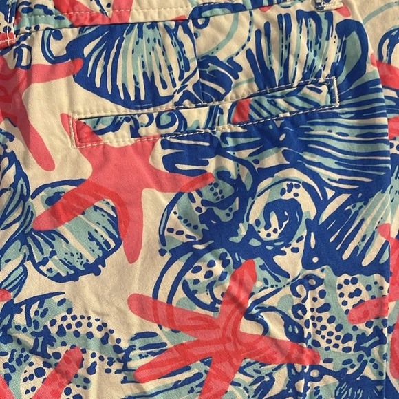 Like new Lilly Pulitzer The Callahan Short Size 4 in She Sells Seashells - Picture 4 of 9
